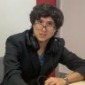 Retrato de Antaurus con audífonos frente a su escritorio